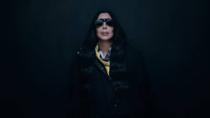 Легенди музики та культові пуховики: Moncler об’єднав зірок в новій колекції